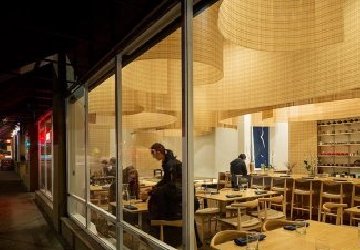 隈研吾设计的这家日料店，把竹帘挂在了天花板